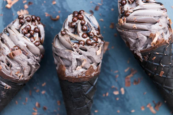 Doppio Gelato Cioccolato Con Coni Cialde Nere Sfondo Scuro — Foto Stock