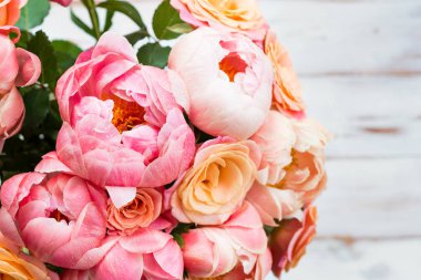 Taze pembe şakayık ve güller. Kart kavramı, pastel renkler, resmi kapat