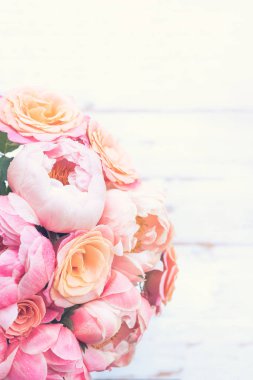 Pembe peonies ve gül taze demet. Kart kavramı, pastel renkler, yakın görüntü, üstten görünüm, kopya alanı.