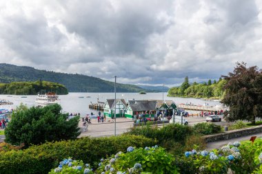 Lake District, Kuzey Batı İngiltere, İngiltere - Ağustos 2017: Bowness-on-Windermere, Windermere Lake District, İngiltere'de kıyısında küçük turistik tatil beldesi, Bowness İskele kiralama ve Turizm için tekne ile yolculuk