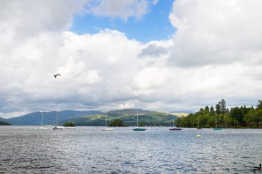 Windermere Gölü Türkçe göl İlçe Milli Parkı'nda Cumbria, İngiltere, Birleşik Krallık'taki bulutlu günde