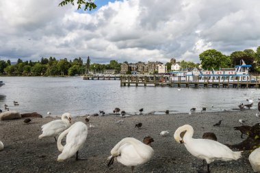 Bowness-on-Windermere, Windermere Lake District, İngiltere'de kıyısında küçük turistik tatil beldesi, teknelerle Bowness Pier
