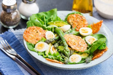 Bıldırcınlar yumurta, peynir ve avokado gevrek, sağlıklı Detoks öğle kuşkonmaz salatası