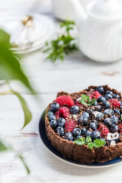 Yaban mersini ve ahududu ışık arka plan üzerinde ile ev yapımı çikolata Tart