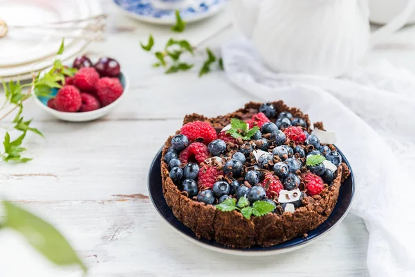 Yaban mersini ve ahududu ışık arka plan üzerinde ile ev yapımı çikolata Tart