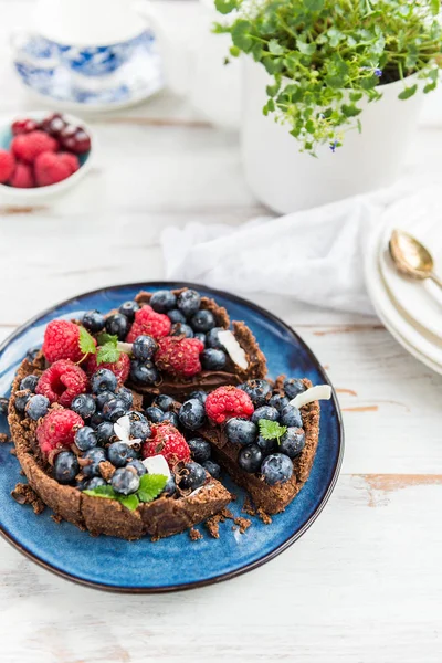 Yaban mersini ve ahududu ışık arka plan üzerinde ile ev yapımı çikolata Tart