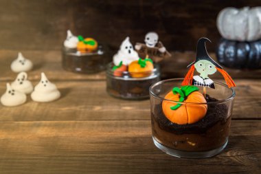 Kolay ev yapımı çikolata kir puding beze hayaletler ile Cadılar Bayramı için