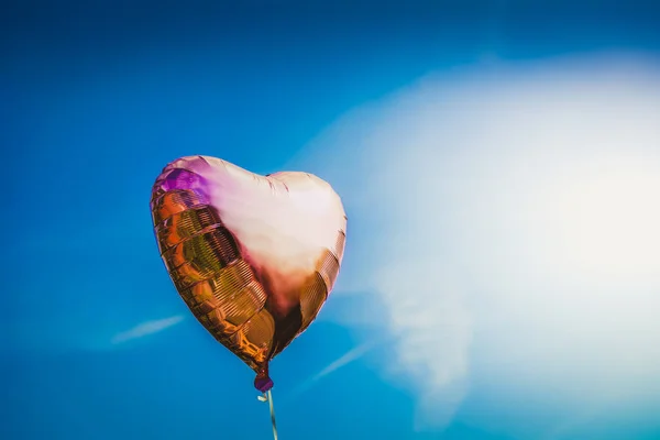 Herzförmiger Ballon Auf Dem Himmelshintergrund Getöntes Bild — Stockfoto