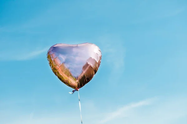 Herzförmige Ballon Auf Dem Himmel Hintergrund — Stockfoto
