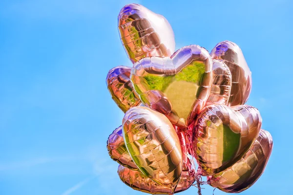 Bündel Herzförmiger Luftballons Auf Dem Himmelshintergrund — Stockfoto