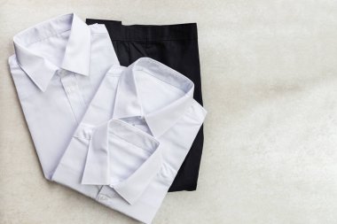 Geri okul kavramı, beyaz gömlek ve pantolon ışık arka plan üzerinde gibi okul üniforması