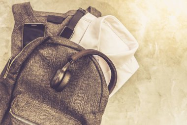 Geri okul kavramı, okul gibi akıllı izle, mobil elektronik cihazların yanı sıra beyaz gömlek ve kazak gibi tek tip ve açık renkli, tonlu görüntü üzerinde kulaklık