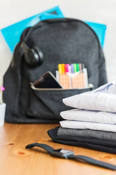 Concepto Vuelta Escuela Mochila Con Uniforme Escolar Como Camisas Blancas —  Fotos de Stock