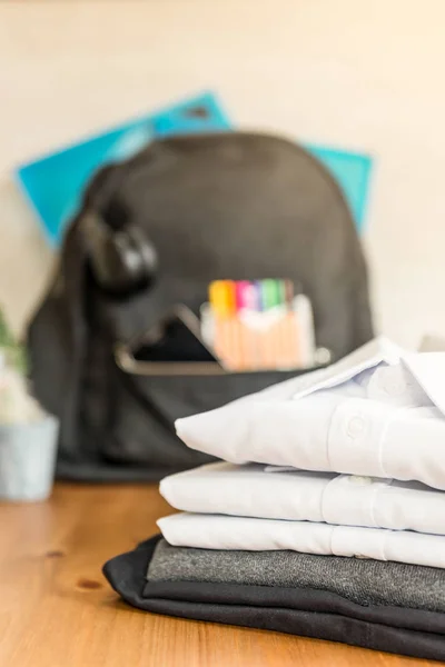 Concepto Vuelta Escuela Mochila Con Uniforme Escolar Como Camisas Blancas —  Fotos de Stock