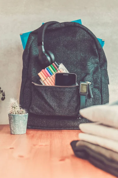 Concepto Vuelta Escuela Mochila Con Uniforme Escolar Como Camisas Blancas —  Fotos de Stock