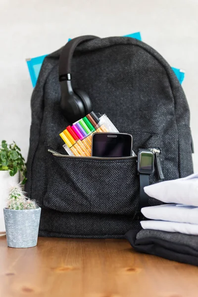 Concepto Vuelta Escuela Mochila Con Uniforme Escolar Como Camisas Blancas —  Fotos de Stock