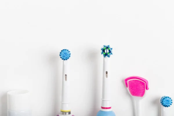 Elektrikli Şarj Edilebilir Diş Fırçaları Dil Temiz Açık Renkli Üzerinde — Stok fotoğraf