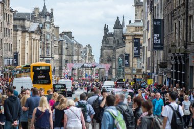 Edinburgh, İskoçya - 03 Ağustos 2018: Edinburgh, İskoçya, İngiltere'de meşgul sokaklarında. İskoçya ve önemli turistik dükkanlar ve barlar ile en ikonik sokaklarda. Bu güzel şehrin sokak ayrıntıları.