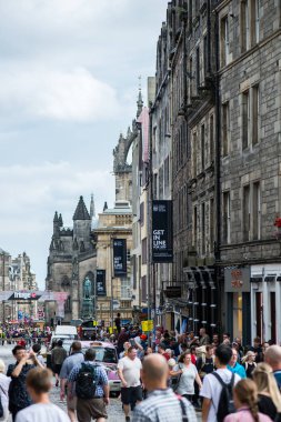 Edinburgh, İskoçya - 03 Ağustos 2018: Edinburgh, İskoçya, İngiltere'de meşgul sokaklarında. İskoçya ve önemli turistik dükkanlar ve barlar ile en ikonik sokaklarda. Bu güzel şehrin sokak ayrıntıları.