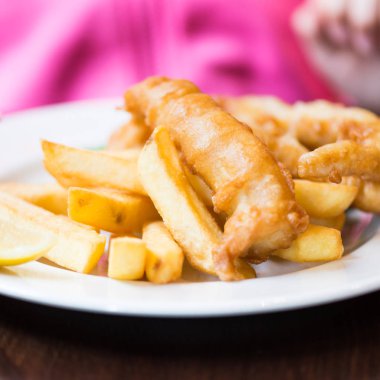 Pub veya Restaurant 'ta servis edilen yeşil bezelyeli balık ve patates kızartması gibi geleneksel İngiliz yemekleri