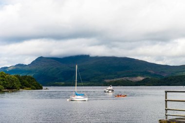 Mükemmel bir yaz günü, Loch Lomond yakınındaki Luss, İskoçya, İngiltere