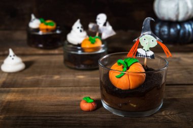 Kolay ev yapımı çikolata kir puding beze hayaletler ile Cadılar Bayramı için