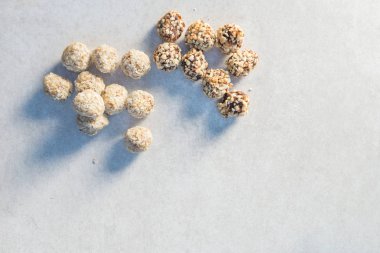 Gluten Free Vegan Truffles, Çikolata Kiraz Badem ısırıkları ve Hindistan cevizi kaju Crunch ısırıkları gibi