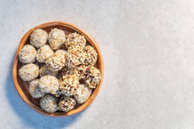 Gluten Free Vegan Truffles, Çikolata Kiraz Badem ısırıkları ve Hindistan cevizi kaju Crunch ısırıkları gibi