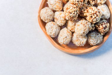 Gluten Free Vegan Truffles, Çikolata Kiraz Badem ısırıkları ve Hindistan cevizi kaju Crunch ısırıkları gibi
