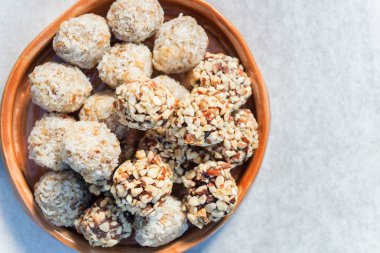Gluten Free Vegan Truffles, Çikolata Kiraz Badem ısırıkları ve Hindistan cevizi kaju Crunch ısırıkları gibi