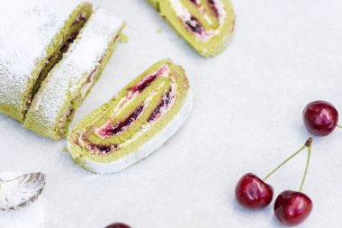 Matcha çay sünger, hassas bir nağmeleme meyveli Morello vişne kompostosu ve krema ile doldurulmuş