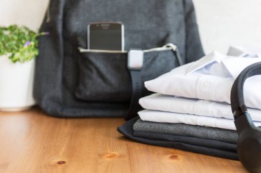 Okul kavramı için geri, beyaz gömlek ve kazak yanı sıra akıllı izle, hareket eden telefon ve kulaklık gibi elektronik cihazlar gibi Tekdüzen school ile açık renkli sırt çantası