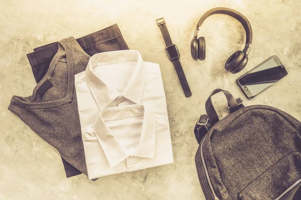 Concepto Vuelta Escuela Mochila Con Uniforme Escolar Como Camisas Blancas —  Fotos de Stock