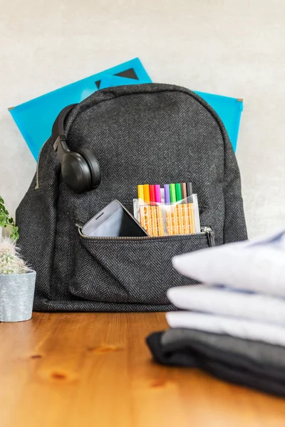 Concetto Ritorno Scuola Zaino Con Uniforme Scolastica Come Camicie Bianche — Foto Stock