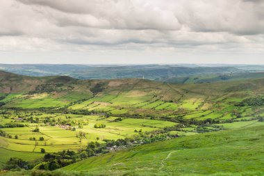 Ismarlayarak Edale, Peak District Milli Parkı, Derbyshire, İngiltere yakınındaki tepelerde