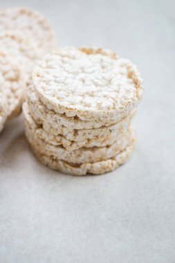 Pirinç pastalar ışık arka plan üzerinde sağlıklı Snack