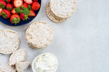 Pirinç kek Ricotta peyniri ve ışık arka plan üzerinde çilek gibi malzemelerle gelen sağlıklı Snack