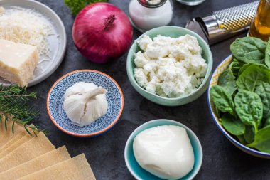 Vejetaryen ıspanak ve Ricotta lazanya, üstten görünüm, koyu arka plan için malzemeler 