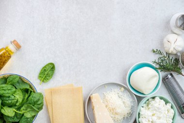 Vejetaryen ıspanak ve Ricotta lazanya, üstten görünüm, gri arka plan için malzemeler 
