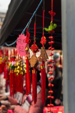 Manchester, İngiltere - 18 Şubat, 2018: Çin yeni yıl 2018 Manchester kutlamalar Parade, mutlu insanlar ile kalabalık sokakları 