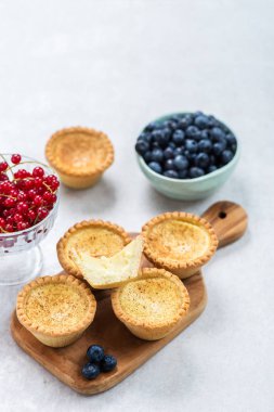 Ücretsiz aralığı yumurta kremalı Tart, gri arka plan üzerinde geleneksel İngilizce, Portekizce, Çince tatlı