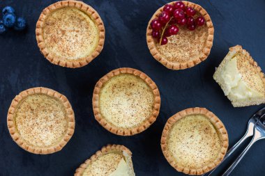 Ücretsiz aralığı yumurta kremalı Tart, koyu arka plan üzerinde geleneksel İngilizce, Portekizce, Çince tatlı
