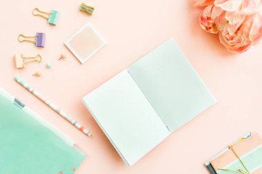 Farklı kırtasiyeli Rüya ve Fikirler ve Pembe arka planda yatan Büyük Pembe Şakayık çiçeklerini yazmak için Boş Not Defteri. Üst Manzara. Kız Ofisi ayarları fikri. Düzleştirme biçimi.