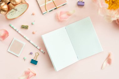 Farklı kırtasiyeli Rüya ve Fikirler ve Pembe arka planda yatan Büyük Pembe Şakayık çiçeklerini yazmak için Boş Not Defteri. Üst Manzara. Kız Ofisi ayarları fikri. Düzleştirme biçimi.