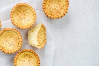 Ücretsiz aralığı yumurta kremalı Tart, gri arka plan üzerinde geleneksel İngilizce, Portekizce, Çince tatlı