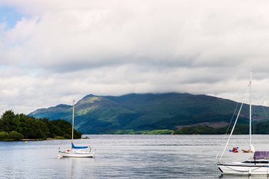 Mükemmel bir yaz günü, Loch Lomond yakınındaki Luss, İskoçya, İngiltere