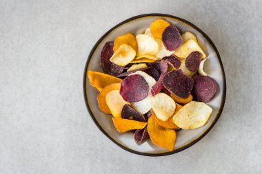 Kase sebze Chips, tatlı patates, pancar, havuç, ışık gri arka plan üzerinde yabani havuç gibi sağlıklı Snack