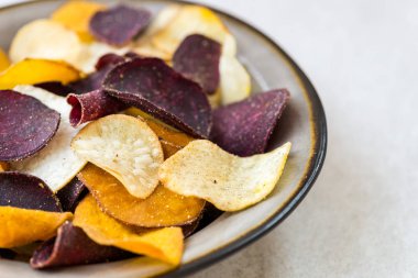 Kase sebze Chips, tatlı patates, pancar, havuç, ışık gri arka plan üzerinde yabani havuç gibi sağlıklı Snack