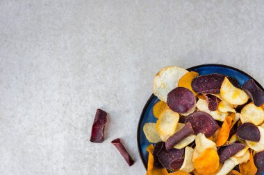 Kase sebze Chips, tatlı patates, pancar, havuç, ışık gri arka plan üzerinde yabani havuç gibi sağlıklı Snack
