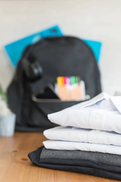 Concepto Vuelta Escuela Mochila Con Uniforme Escolar Como Camisas Blancas —  Fotos de Stock